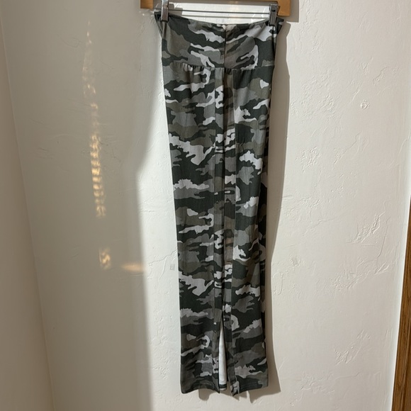 Chaser green camouflage flared leggings w/ side slit bottoms S - Picture 3 of 9